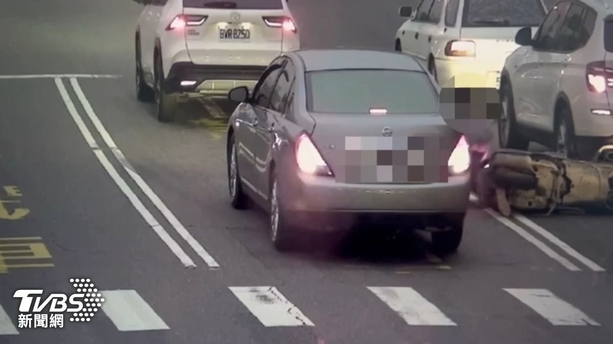 轎車被後方一部雙載的機車碰撞車尾。(圖/TVBS)