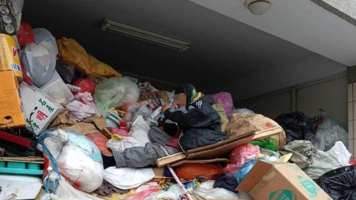 屋主不在家…婦強占騎樓堆垃圾山 噁爛塞到天花板