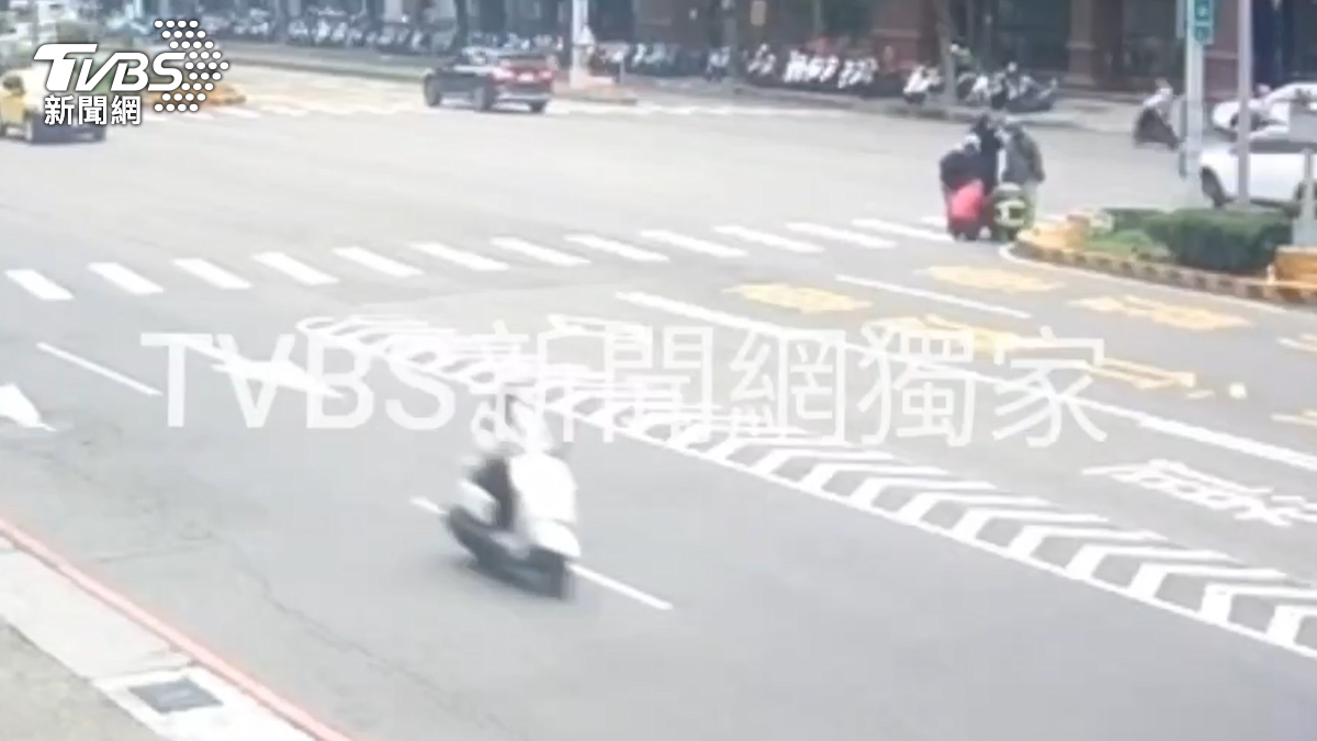 消防員上前關心柴犬傷勢。(圖/TVBS)