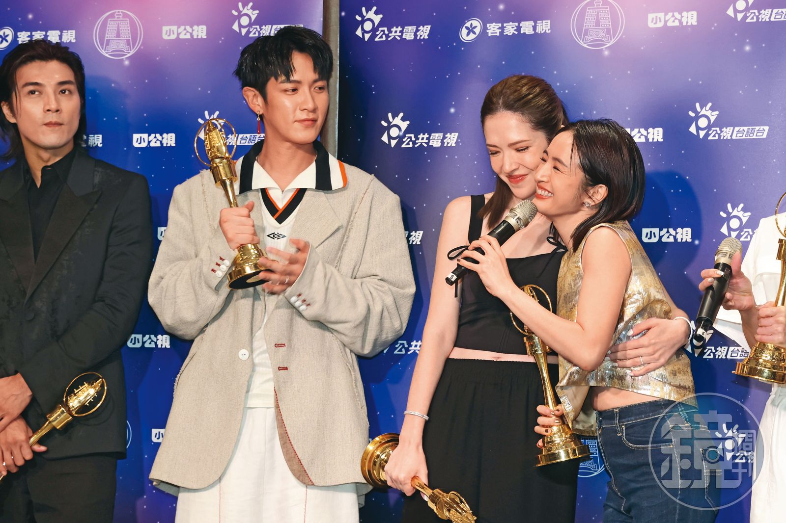 林依晨(右)去年因迷你劇集《不夠善良的我們》入圍女主角,與柯震東(左起)、許瑋甯慶功。(圖/鏡週刊)
