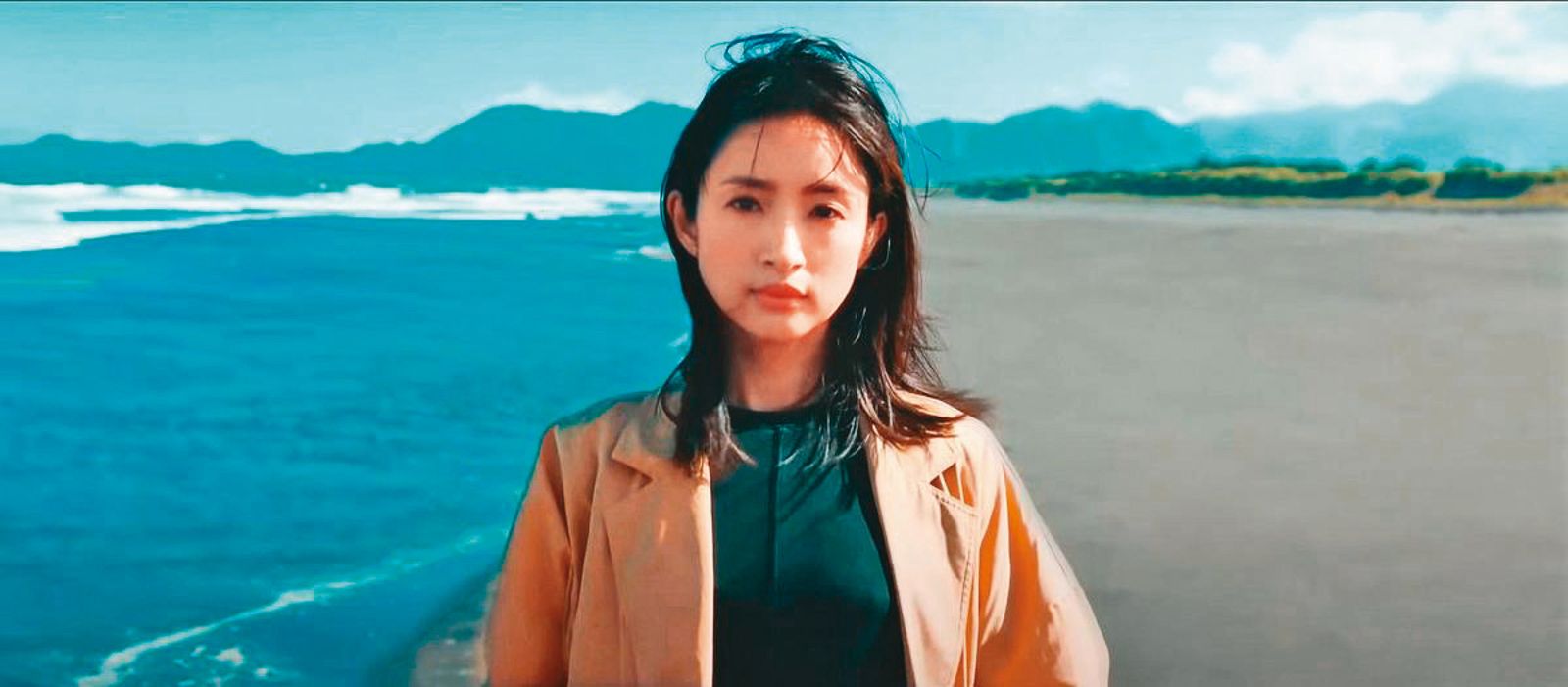 懷第一胎的林依晨，當時拍攝汽車代言廣告，不留痕跡地遮蔽孕肚。（圖／翻攝自Ford Taiwan YouTube）
