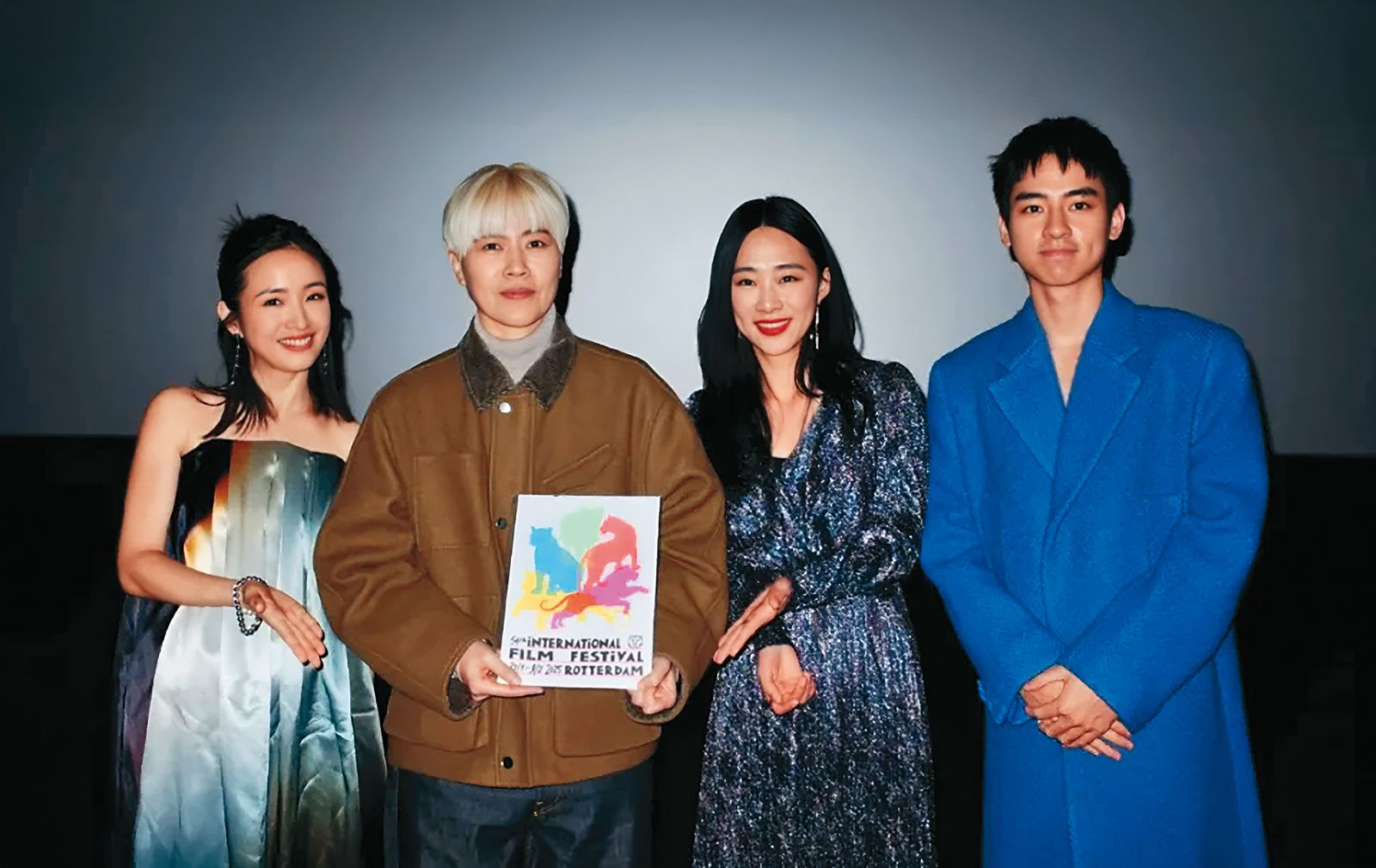 林依晨(左起)監製主演的電影《失明》入圍2025年「鹿特丹國際影展」主競賽單元,她和導演周美豫特地和主要演員吳可熙、劉敬飛往荷蘭。(圖/周子娛樂提供)
