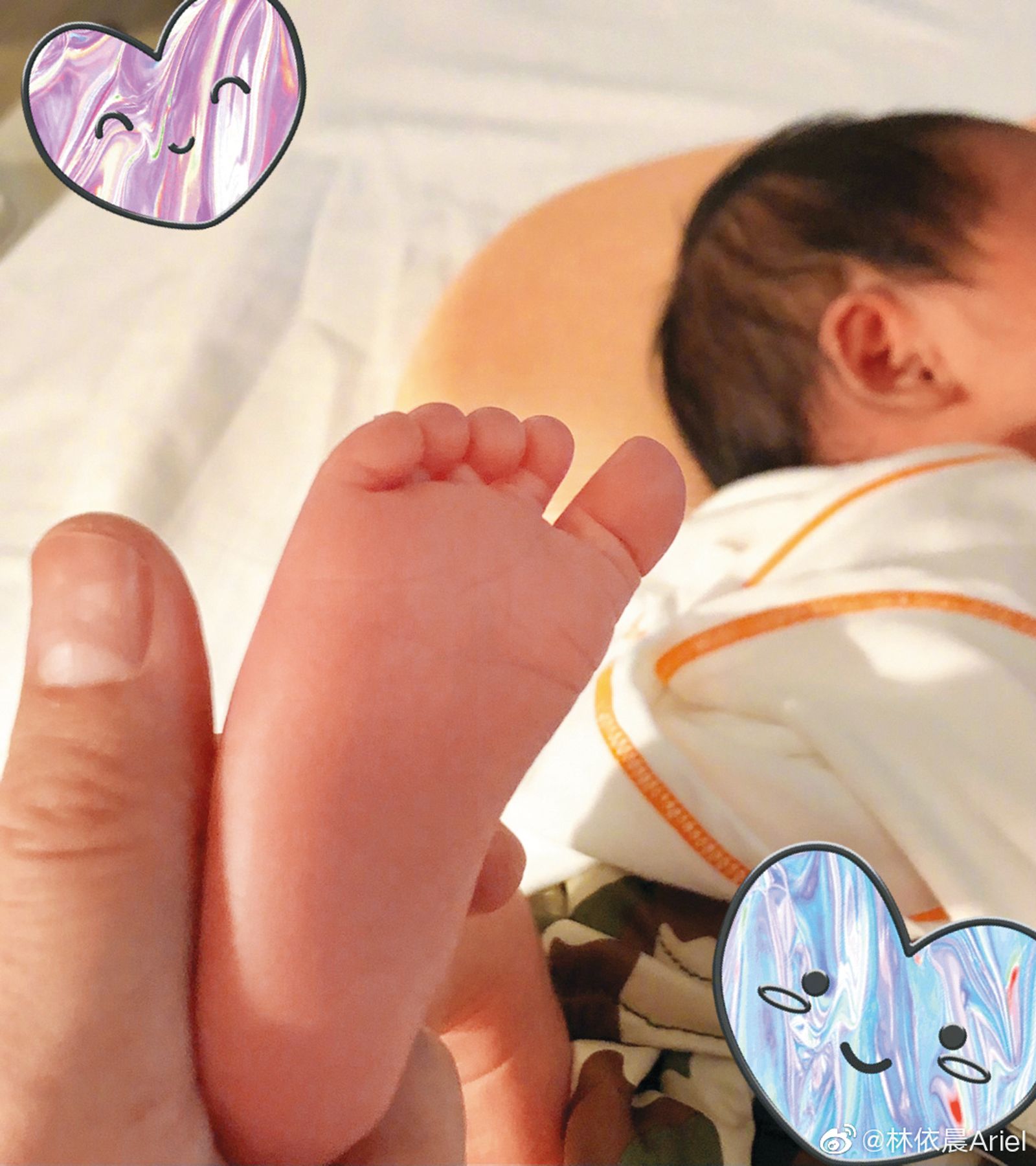 林依晨曬出女兒可愛小腳丫。（圖／翻攝自林依晨微博）