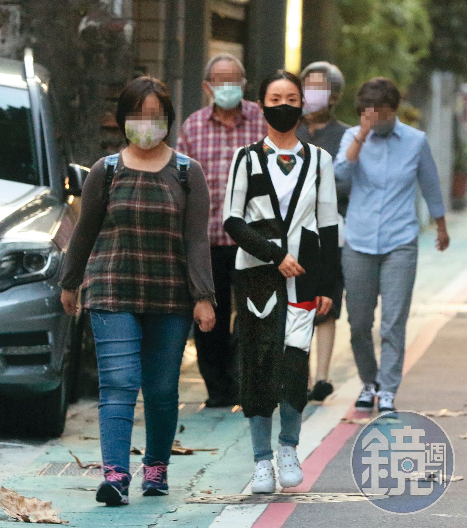 林依晨（中）婚後和公婆同住，也曾被目擊一家人外出。（圖／鏡週刊）