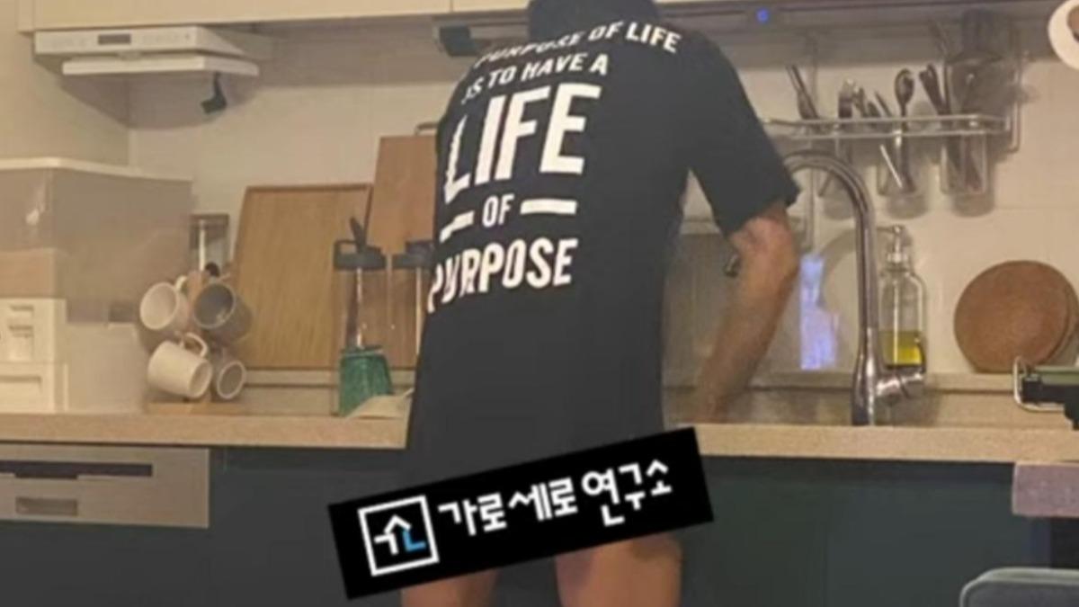 金秀賢爆出裸體在金賽綸家中洗碗,私密照頻頻曝光。(圖/翻攝自橫豎研究所YouTube)
