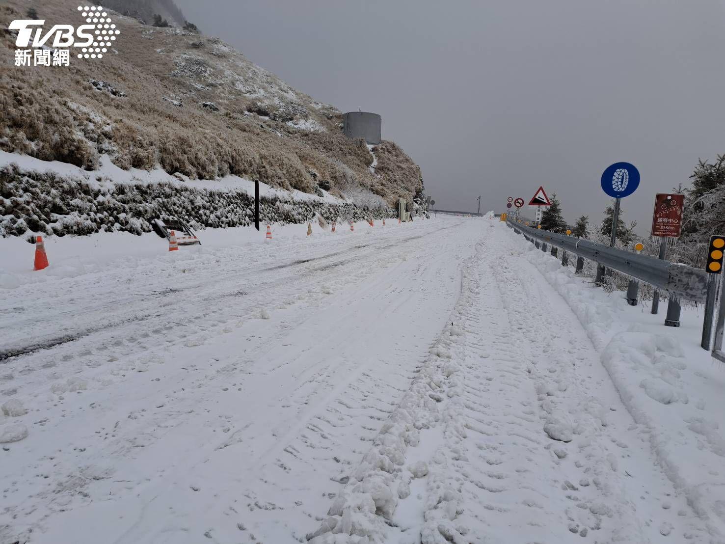 合歡山地面滿是白雪,車輛務必加裝雪鏈。(圖/TVBS)