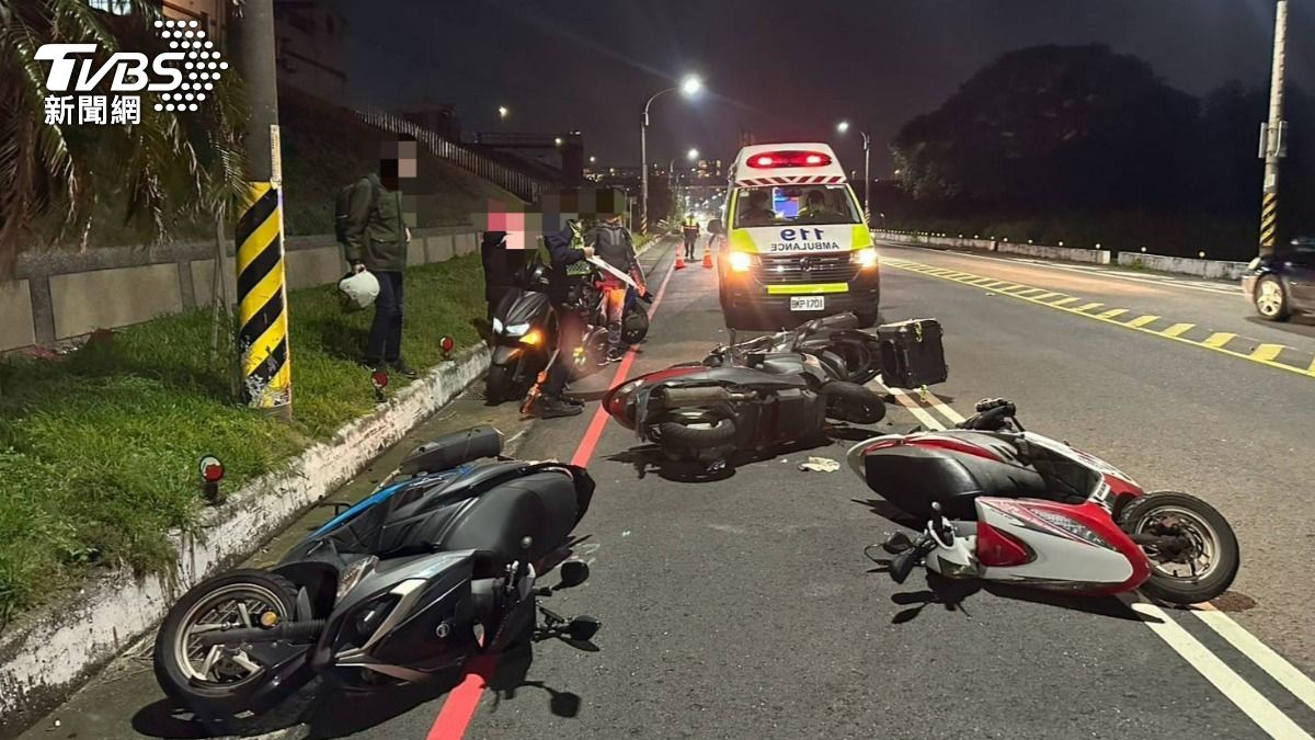 機車皮帶突斷裂!她急停後車煞不住「4車慘撞成一團」