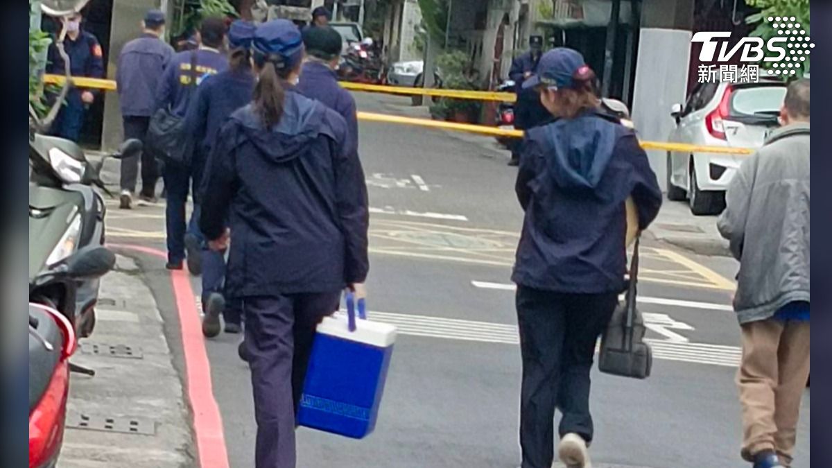 快訊/再借提!警「拎冰桶」回血紅凶宅 鄰目擊碎屍魔身影