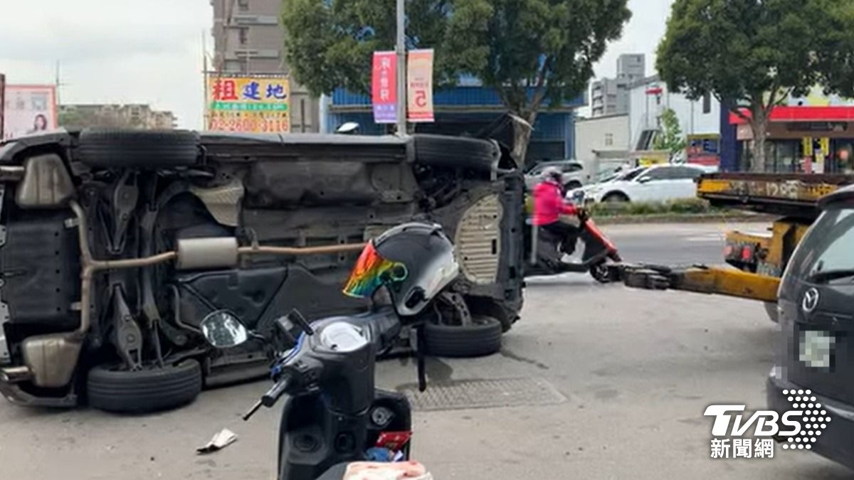 擦撞羊肉飯老闆車害爆胎,男失控翻車。(圖/TVBS)