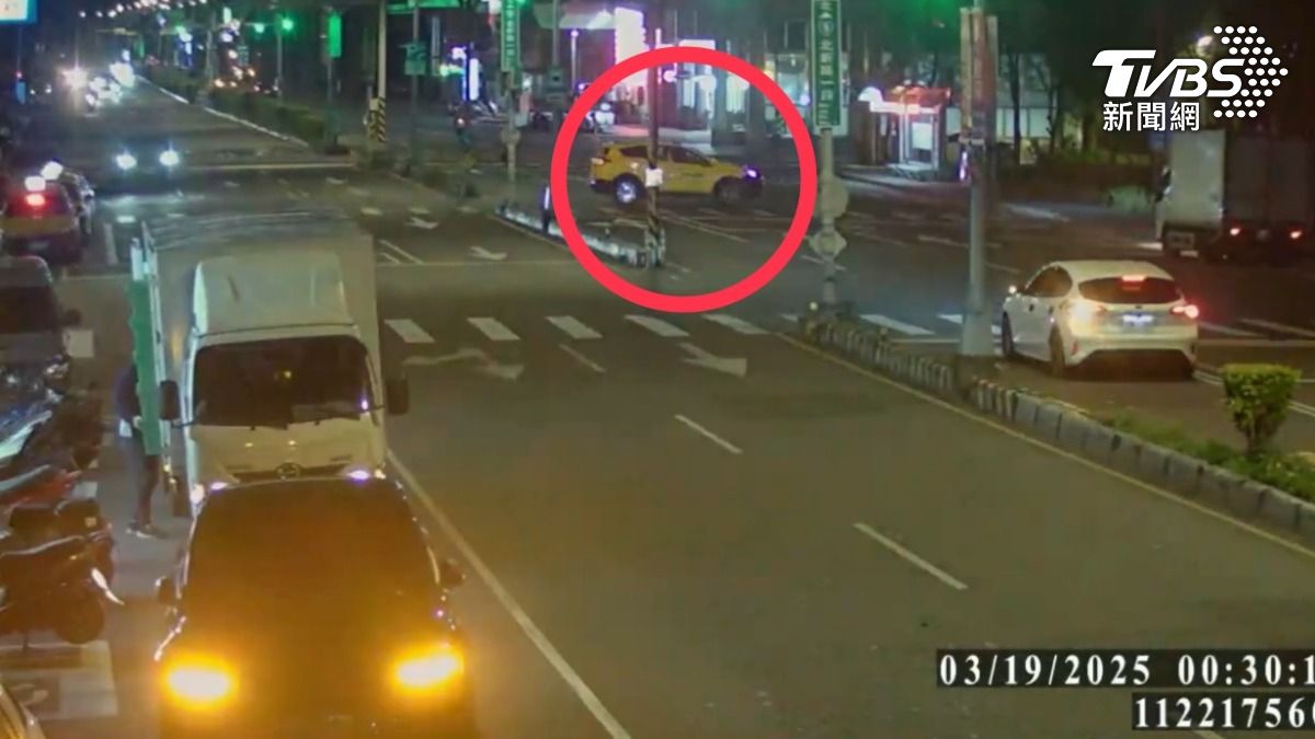 男童攔下計程車。(圖/TVBS)