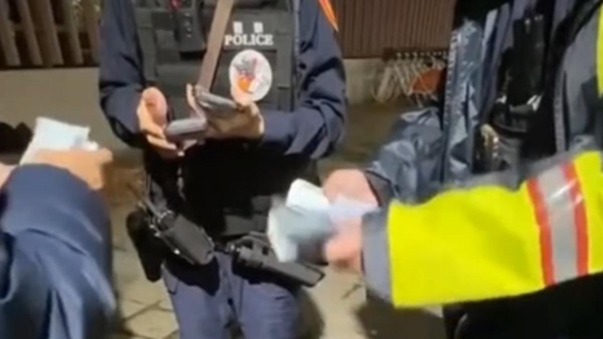 8萬鈔票散一地!高雄人冒險闖車道撿錢 全歸還失主