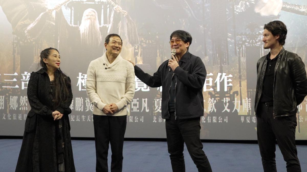 周華健（右二）全家力挺吳興國（左二），前往觀賞《封神第二部：戰火西岐》。（圖／鴻聯國際提供）