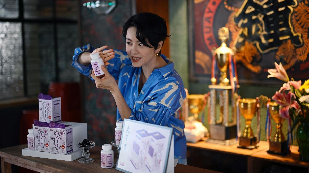 梁詠琪在《臨時決鬥》中飾演過氣女星，息影後復出只能拍更年期產品廣告。（圖／華映提供）