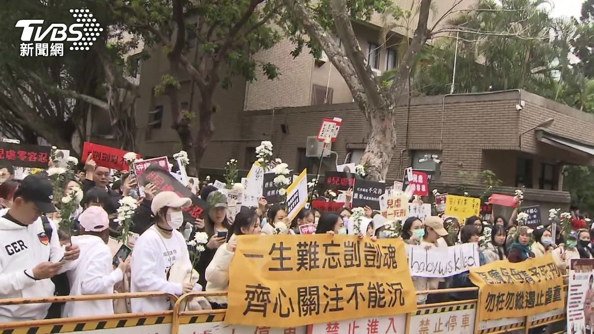 現場湧入上百位民眾聲援剴剴案。（圖／TVBS）