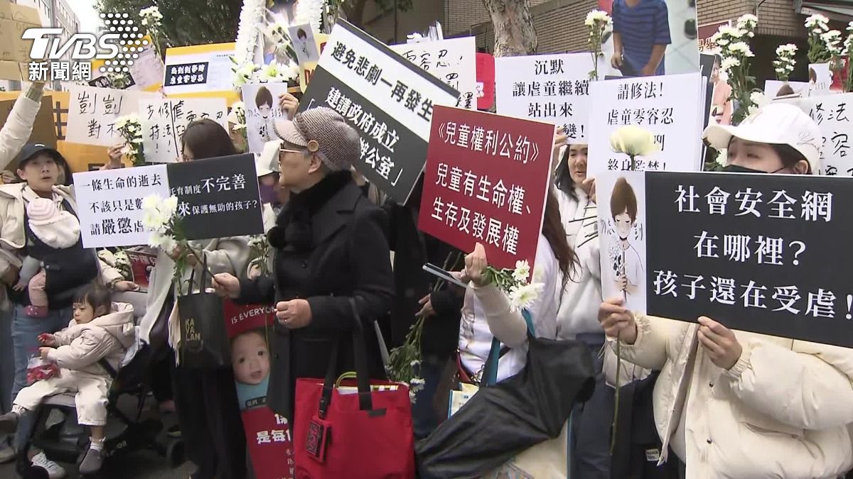 民眾高舉抗議牌聲援。（圖／TVBS）