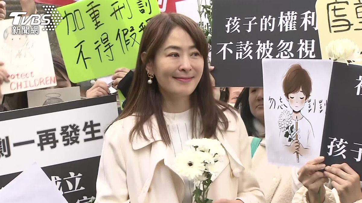 101董事長賈永婕到場聲援剴剴案。（圖／TVBS）