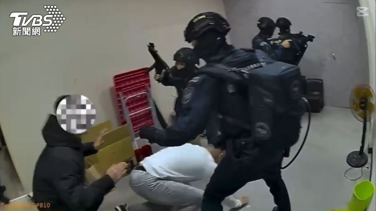 警方到場破門攻堅。(圖/TVBS)