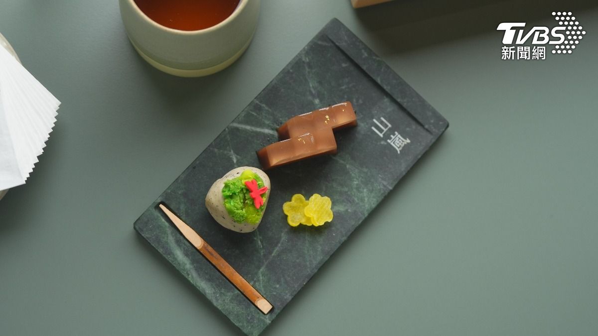 以花蓮的大理石「蛇紋岩」訂製餐盤,盛裝改良後的山形水羊羹及上生菓子。(圖/華子琛攝)