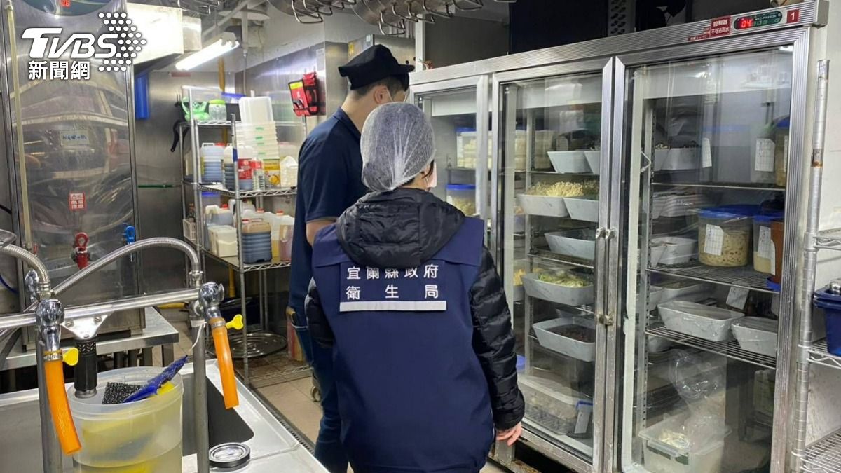 民眾用餐完回家開始上吐下瀉,衛生局獲報前往稽查。(圖/TVBS)