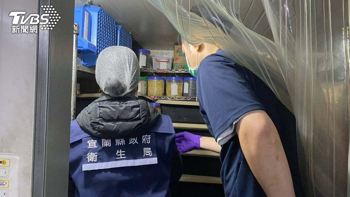 民眾用餐完回家開始上吐下瀉,衛生局獲報前往稽查。(圖/TVBS)