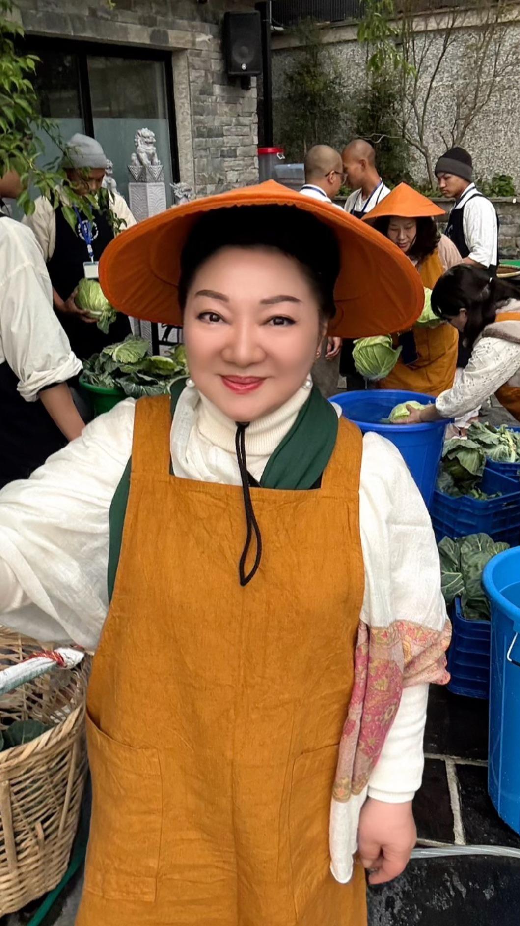 白冰冰在菩薩沙彌學院幫忙洗菜。(圖/長興影視提供)