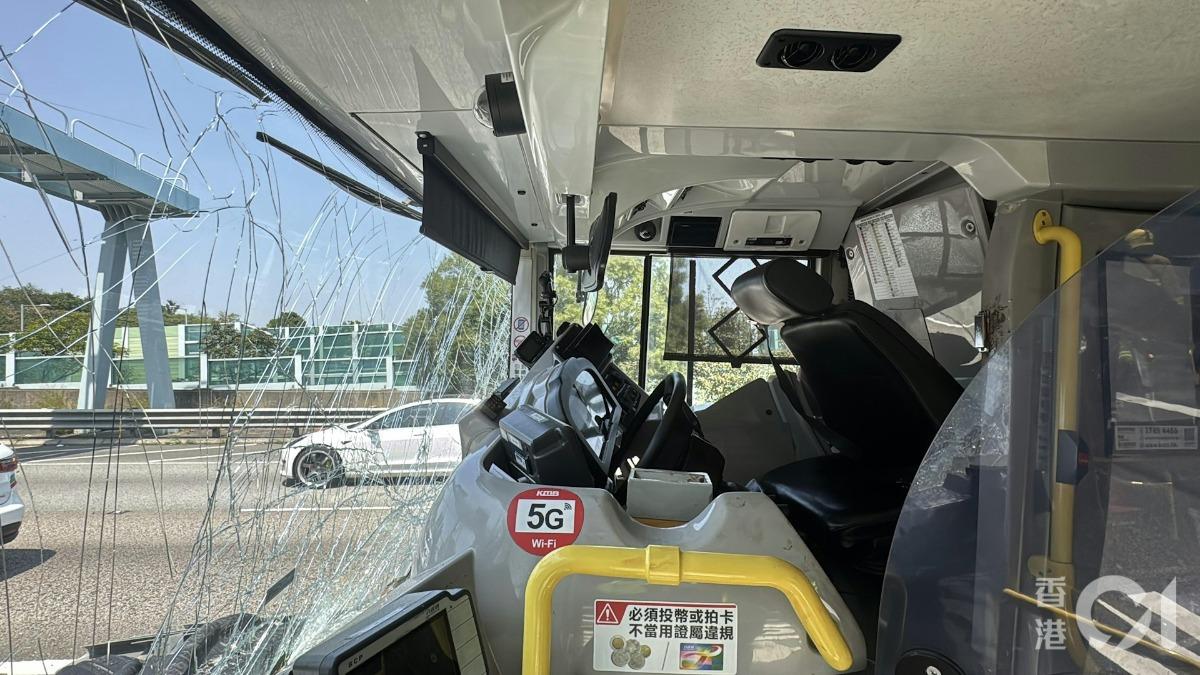 車禍嚴重擋風玻璃全裂。(圖/香港01)