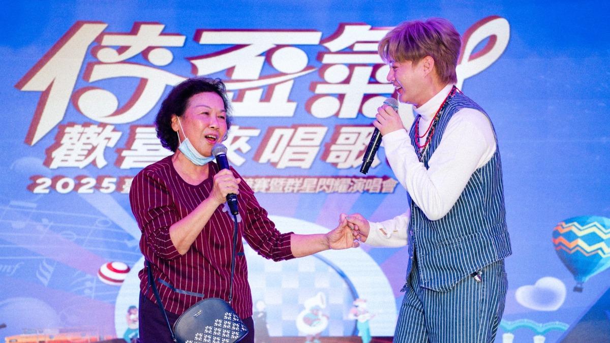 許富凱與長輩合唱同樂。(圖/臺東縣政府社會處提供)