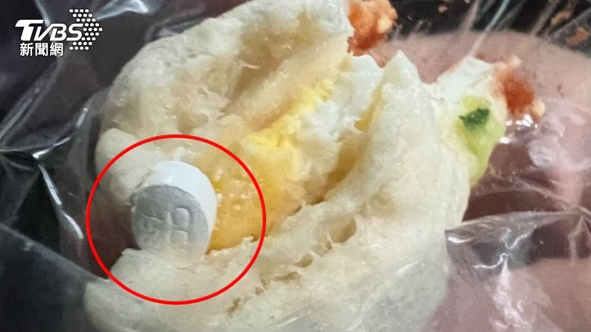 太扯！吃三明治驚見「白藥丸」！ 早餐店竟冷回：吃了不會怎樣