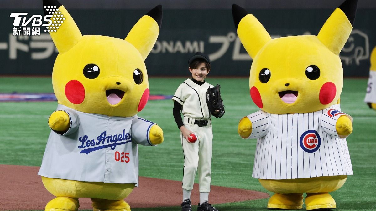 MLB東京賽一名少年手拿著寶貝球,站在東京巨蛋投手丘上開球。(圖/達志影像美聯社)