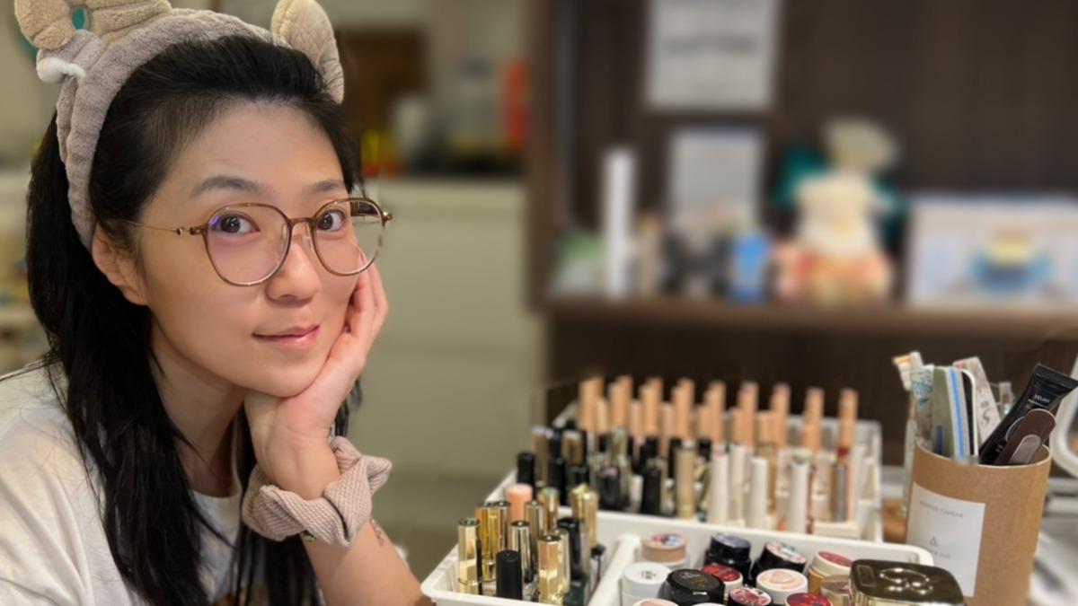 曹雅雯靠作美甲舒壓。(圖/阿爾發音樂提供)