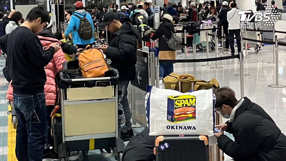 獨/華航班機突不飛!旅客滯留福岡急找住宿 影響逾百人