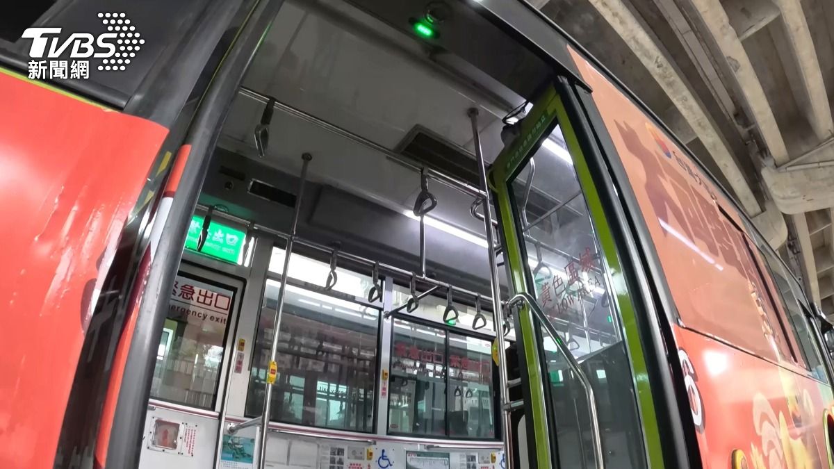 公車「車門為何有扶手」?司機實測解答 一票終於懂了