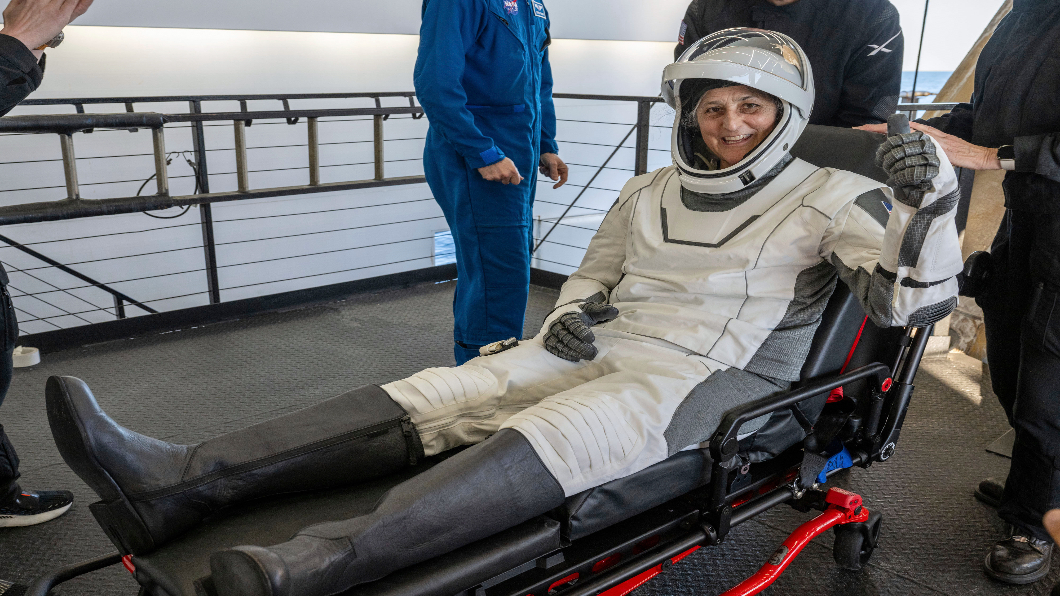 NASA太空人滯留9個月 終返地球!SpaceX勝波音