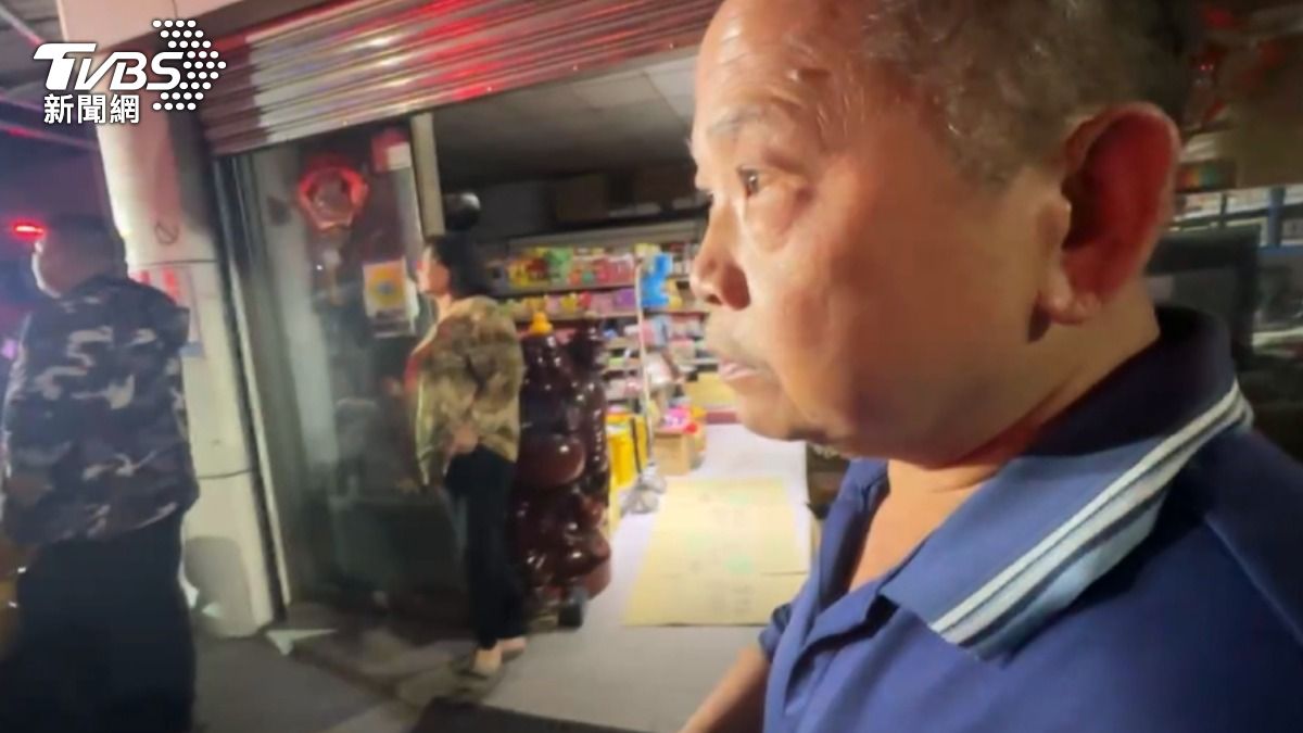 該名雜貨店老闆熱心協助滅火,先前還曾過肩摔制伏犯嫌。(圖/TVBS)