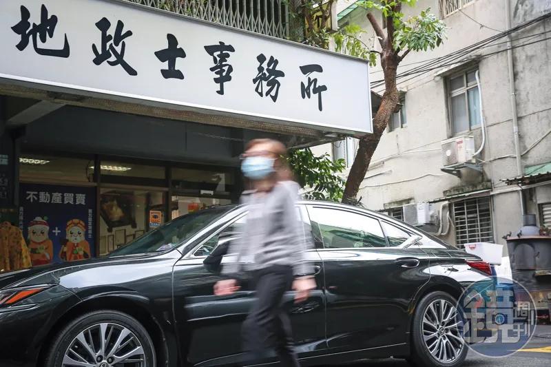 地政士（代書）若黑化使壞，民眾再會自保也難逃詐團布下的層層陷阱。（圖／鏡週刊）