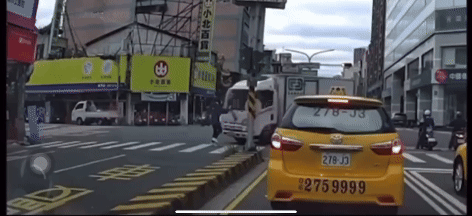 小貨車碰撞行人瞬間。（圖／翻攝自Youtube「WoWtchout - 地圖型行車影像分享平台」）