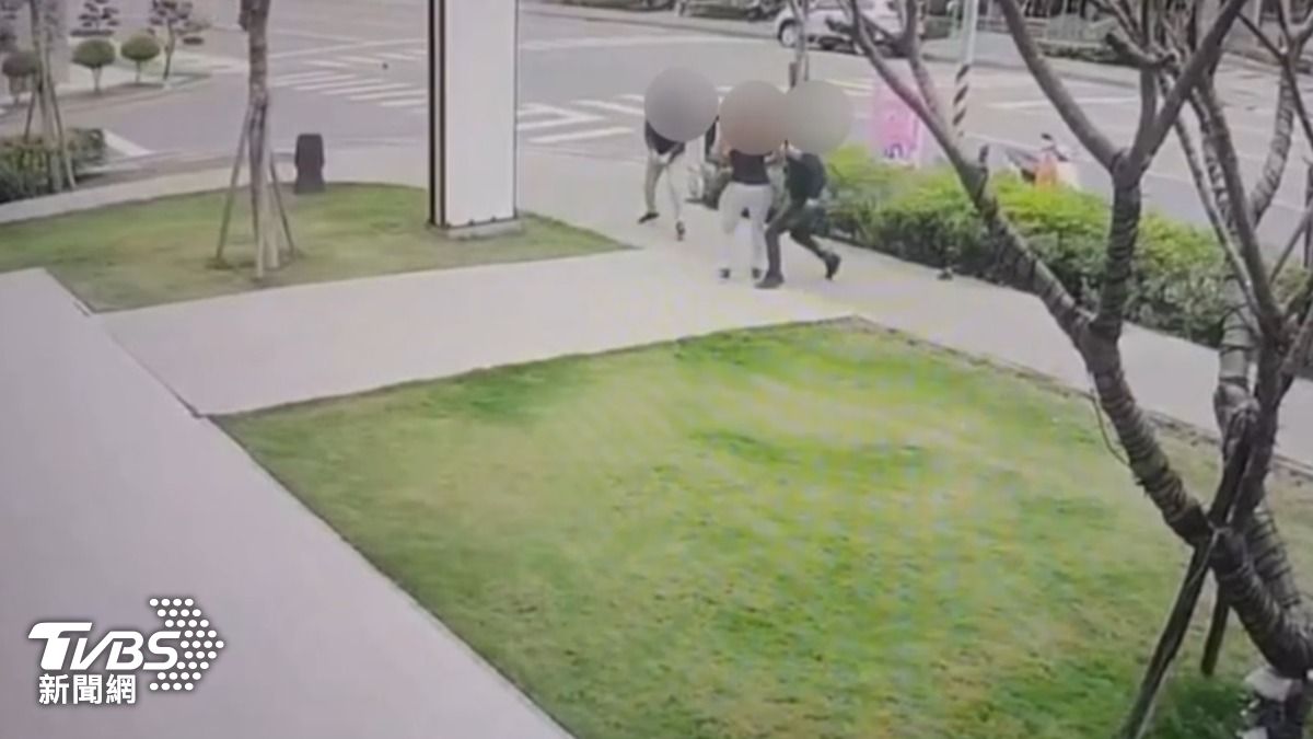 高雄猛男剛失戀!開瑪莎拉蒂停路邊遭砸車毆打 疑前女友烙人
