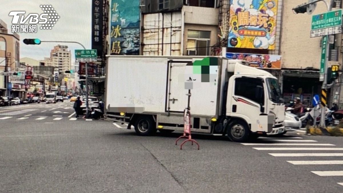 小貨車碰撞行人。（圖／TVBS）