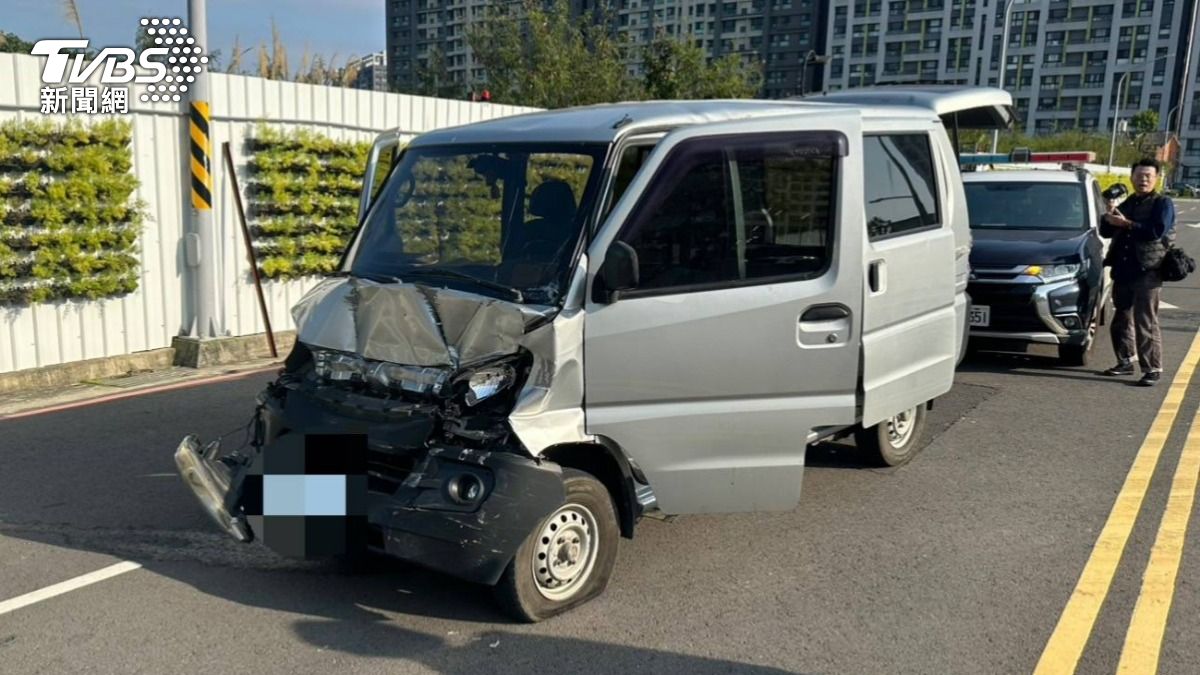 小貨車失控搖擺拒檢!新竹警連開4槍制伏 竟逮到4條通緝犯