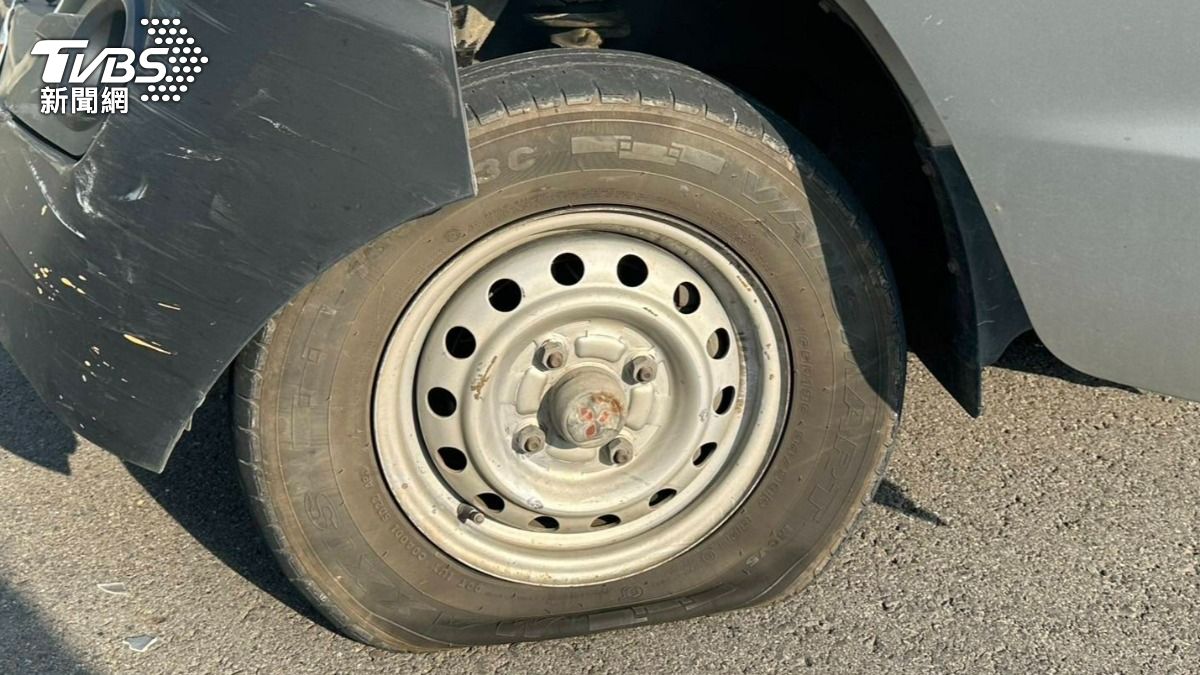 小貨車拒檢衝撞,警方立即朝其前輪射擊4槍。(圖/TVBS)