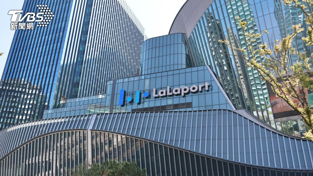 直擊/南港Lalaport今12:30開幕 百位民眾搶頭香