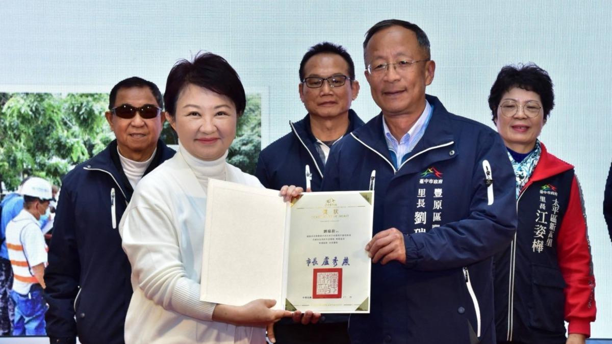 2天前才接受表揚！「愛國里長病逝」享年58歲　昔掛看板反戰