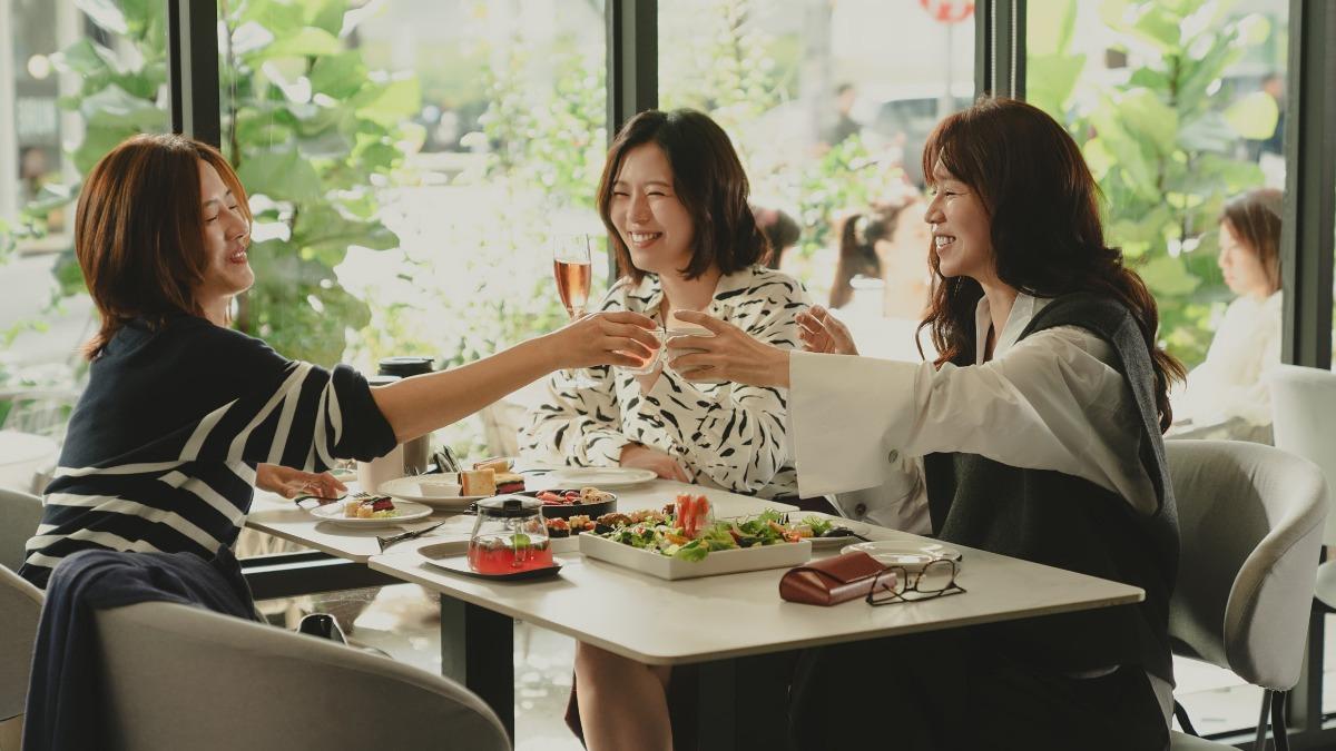 右起謝盈萱、劉品言、周采詩劇中飾演好閨密。（圖／Netflix提供）