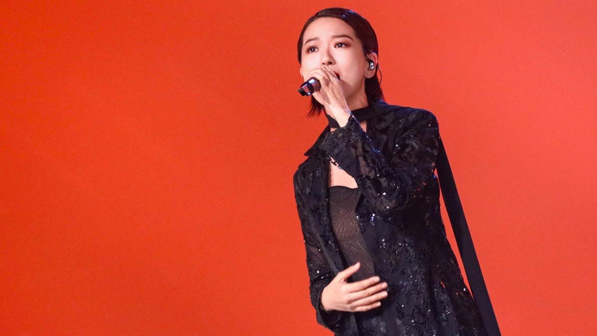 蔡淳佳唱功了得,透過新歌訴說分開的釋然。(圖/Joi Music提供)