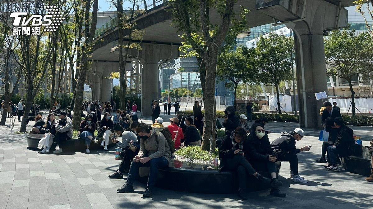 民眾於商場外圍等候南港Lalaport開幕。(圖／許稚佳攝）