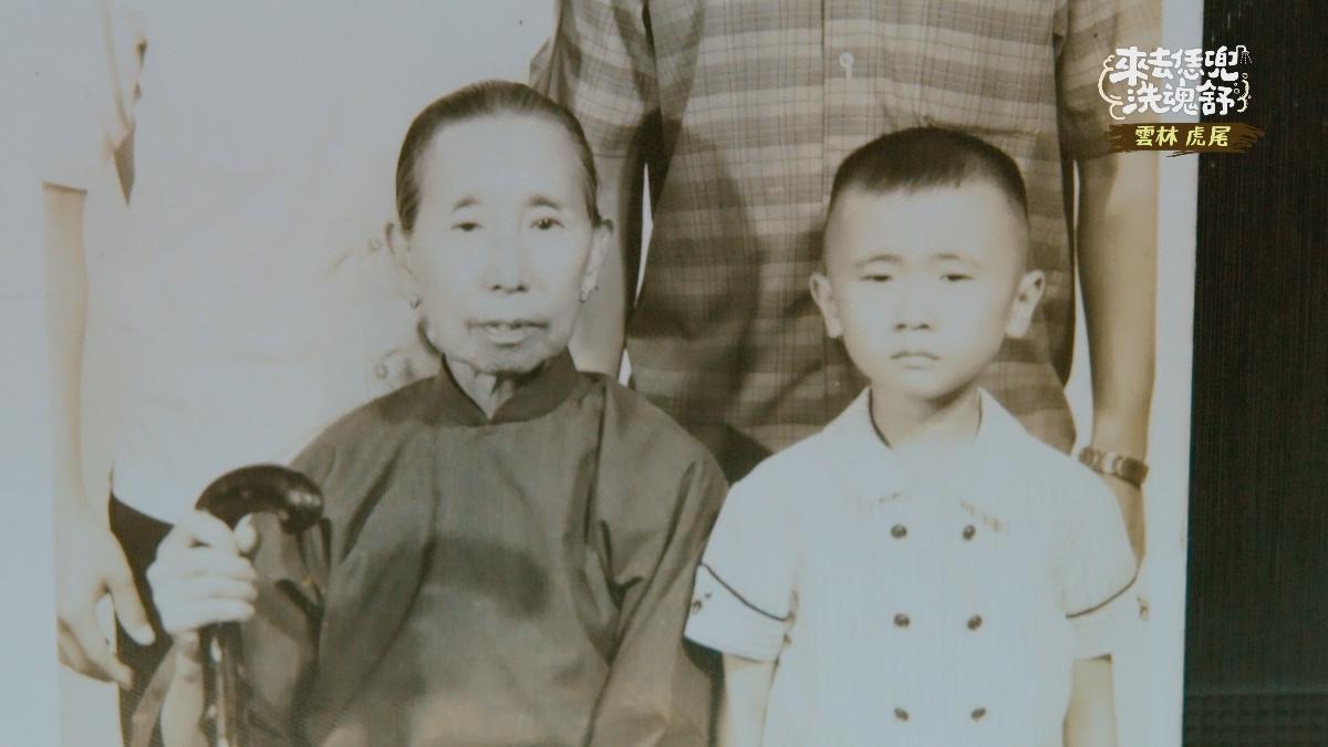 邰智源(右)50年前嫩照出土,八字眉哭臉萌翻。(圖/公視台語台提供)