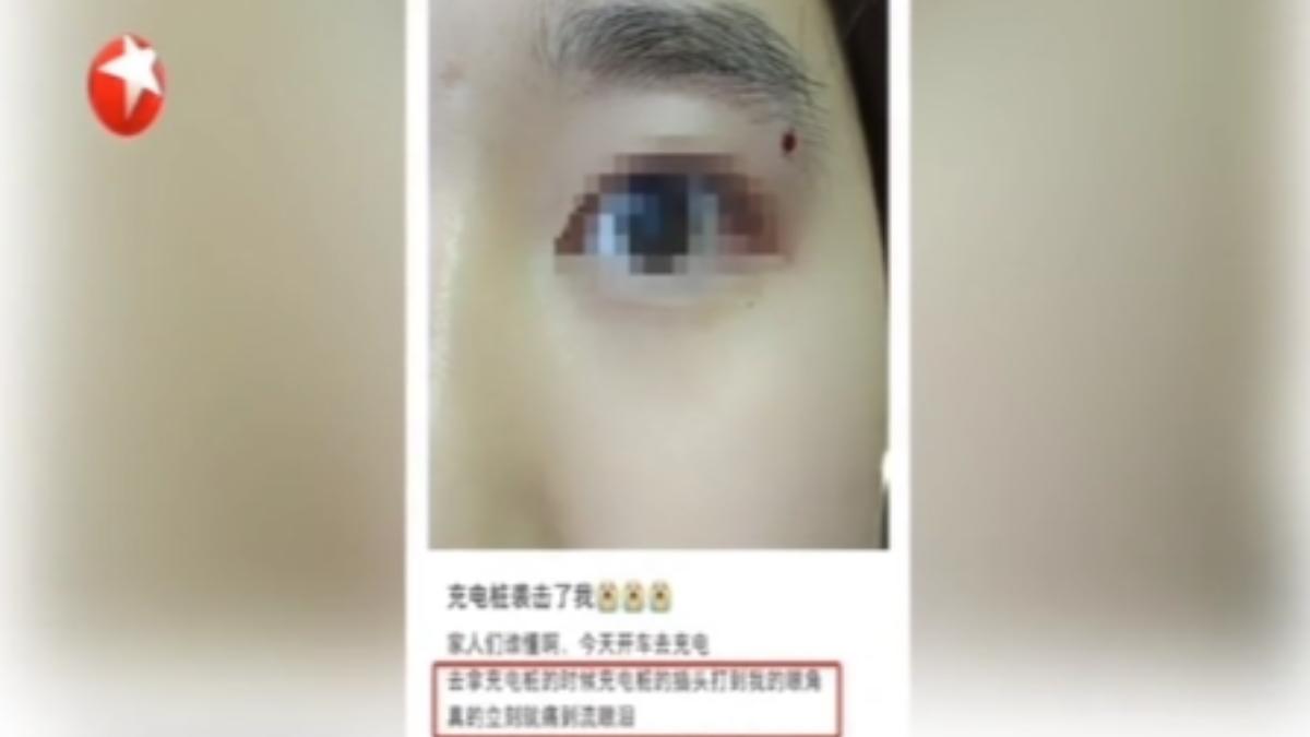 有女車主把控不住充電槍，只能跟隨它轉圈，像和蟒蛇搏鬥。（圖／上海東方衛視）