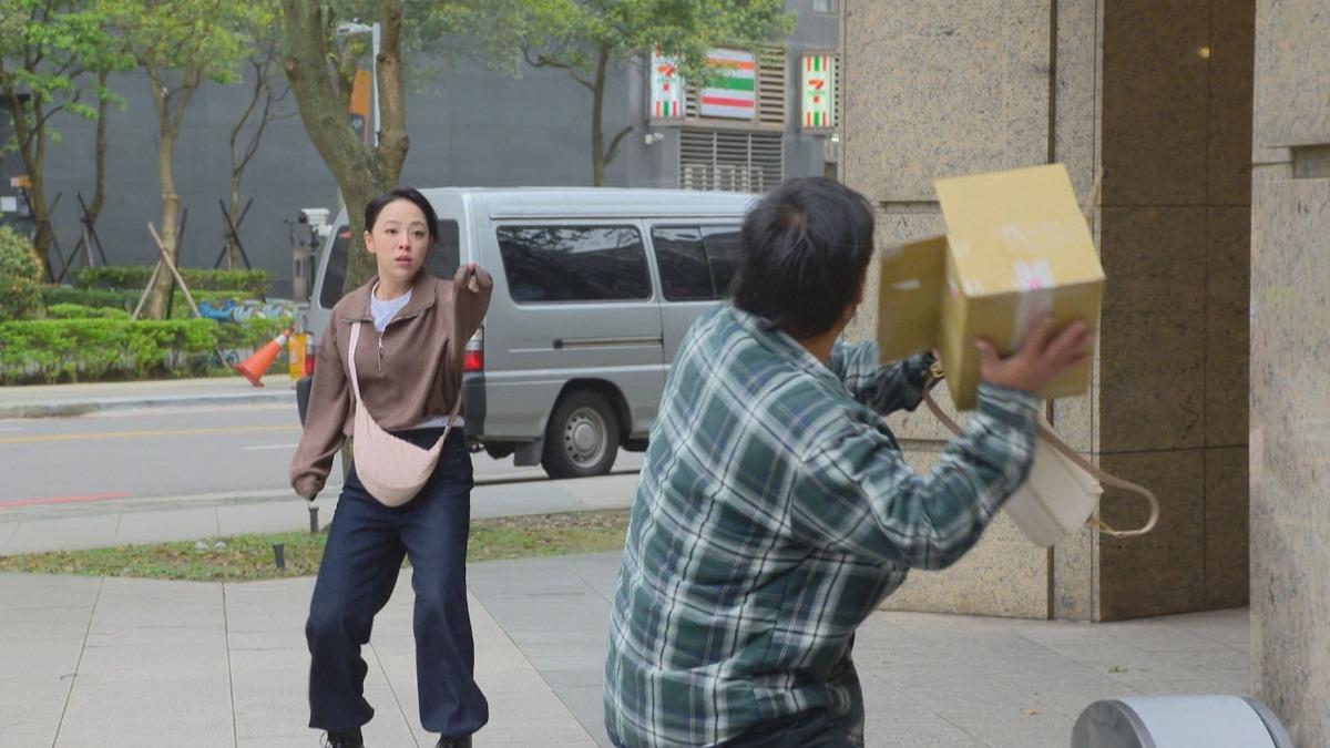 八點檔3女神街頭遇搶匪!包包背帶被扯斷 「驚險追逐場面」曝光