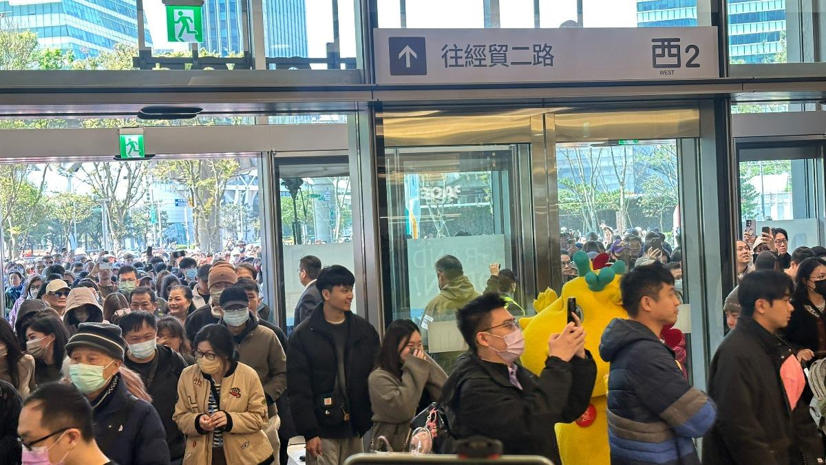 南港Lalaport開幕首日。(圖/許稚佳攝)