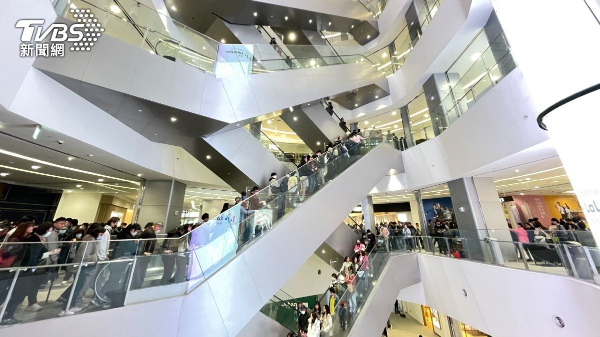 南港Lalaport開幕首日。(圖/鄭名崴攝)